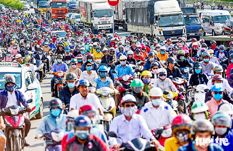 If Ho Chi Minh City bans motorbikes while the public transport system fails to meet locals’ demand, the volume of cars will increase, worsening congestion. Photo: Quang Dinh / Tuoi Tre