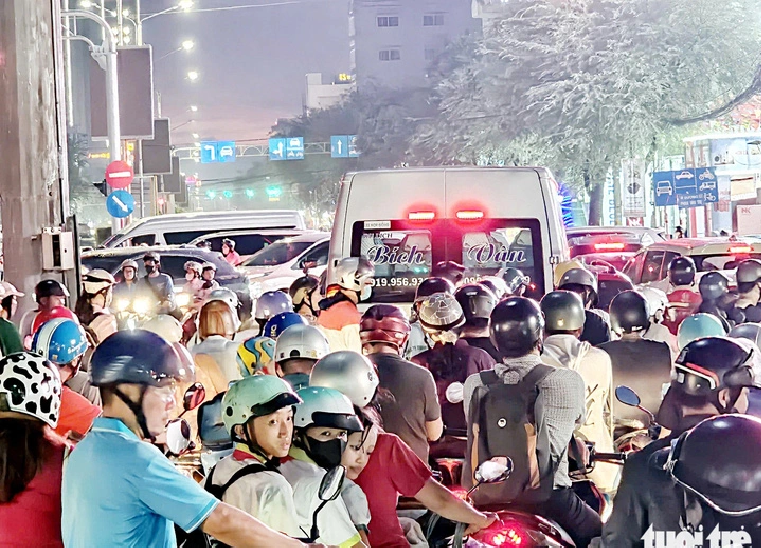 Heavy traffic congestion on Hoa Binh Street in Ninh Kieu District, Can Tho City, southern Vietnam. Photo: Chi Quoc / Tuoi Tre