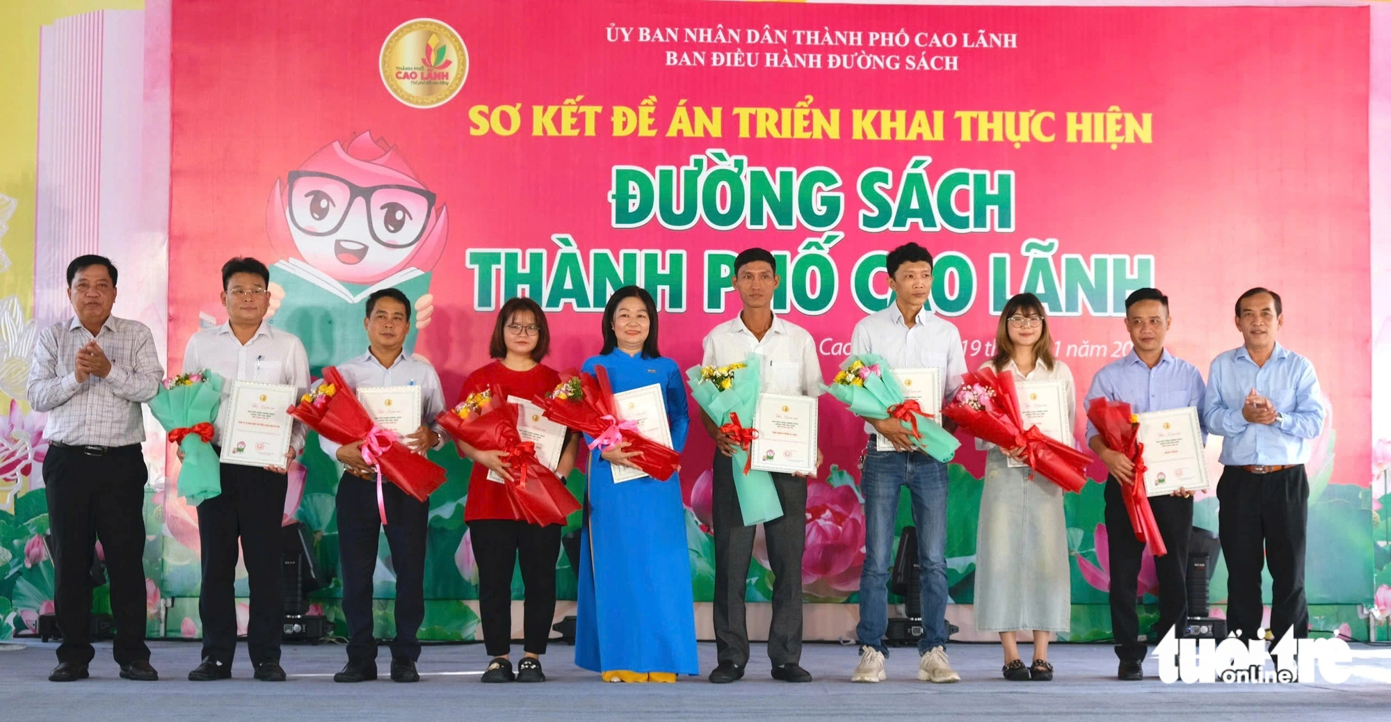 Cao Lanh City leaders express gratitude to the organizations that have supported Cao Lanh City Book Street at a performance review in Dong Thap Province, November 19, 2024. Photo: Dang Tuyet / Tuoi Tre