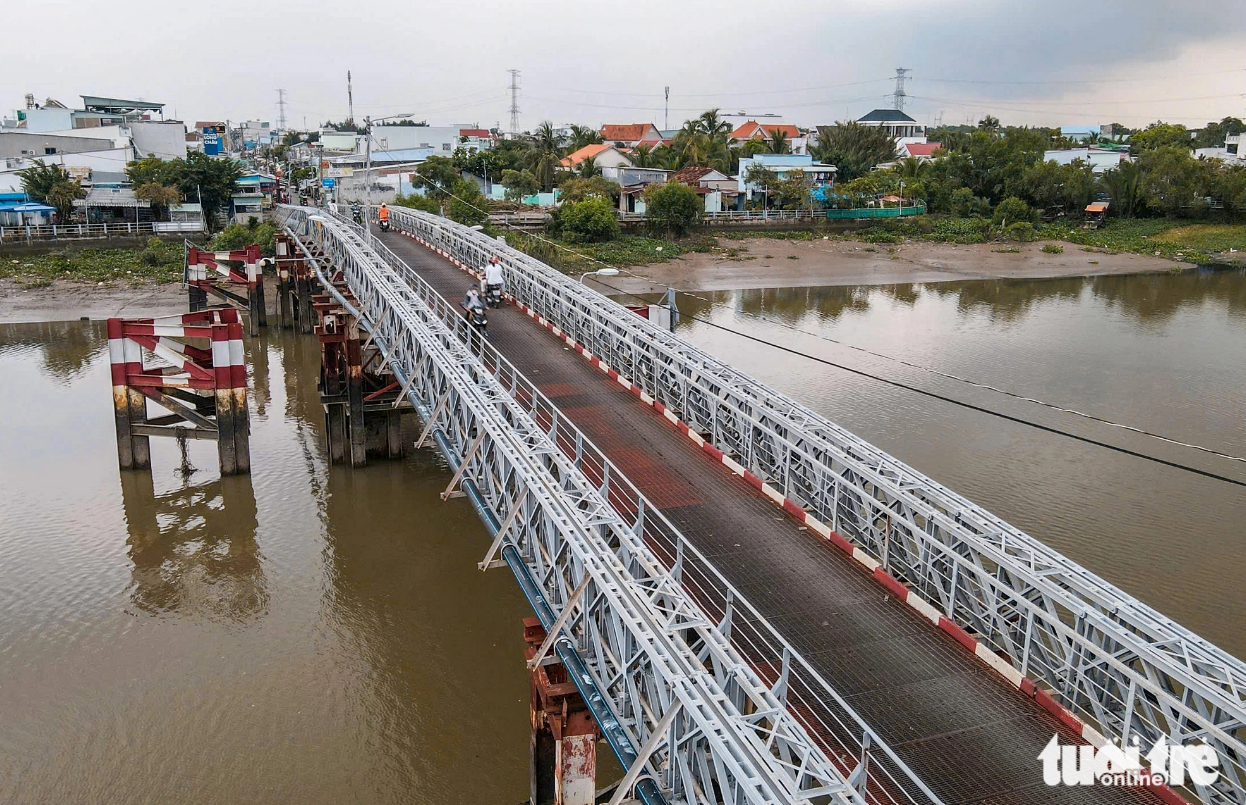 Rach Doi Bridge is closed to trucks due to its critical deterioration. The Ho Chi Minh City Department of Transport proposed the municipal People’s Committee prioritize its replacement and construction. Photo: Chau Tuan / Tuoi Tre