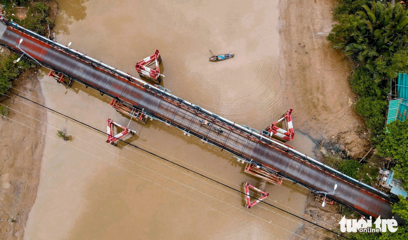 Rach Tom Bridge has degenerated heavily, with a lot of its parts covered with rust. The Ho Chi Minh City Department of Transport proposed spending VND260 billion (US$10.2 million) to build a new bridge. Photo: Chau Tuan / Tuoi Tre