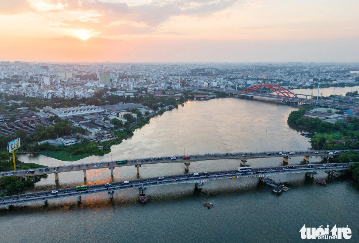 Binh Trieu 1 Bridge, built before 1975, was repaired once, but its vertical clearance fails to meet requirements for vessel passing. Photo: Chau Tuan / Tuoi Tre