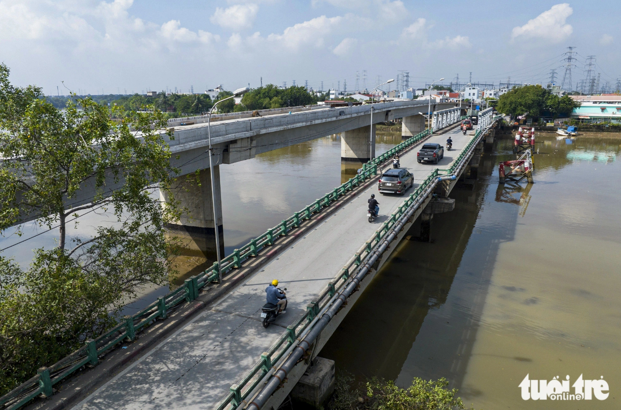 The new Phuoc Long Bridge project (right) is underway to replace the old one. Photo: Chau Tuan / Tuoi Tre