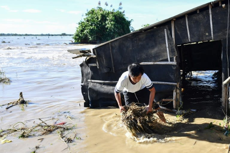 Floods strike thousands of houses in northern Philippines