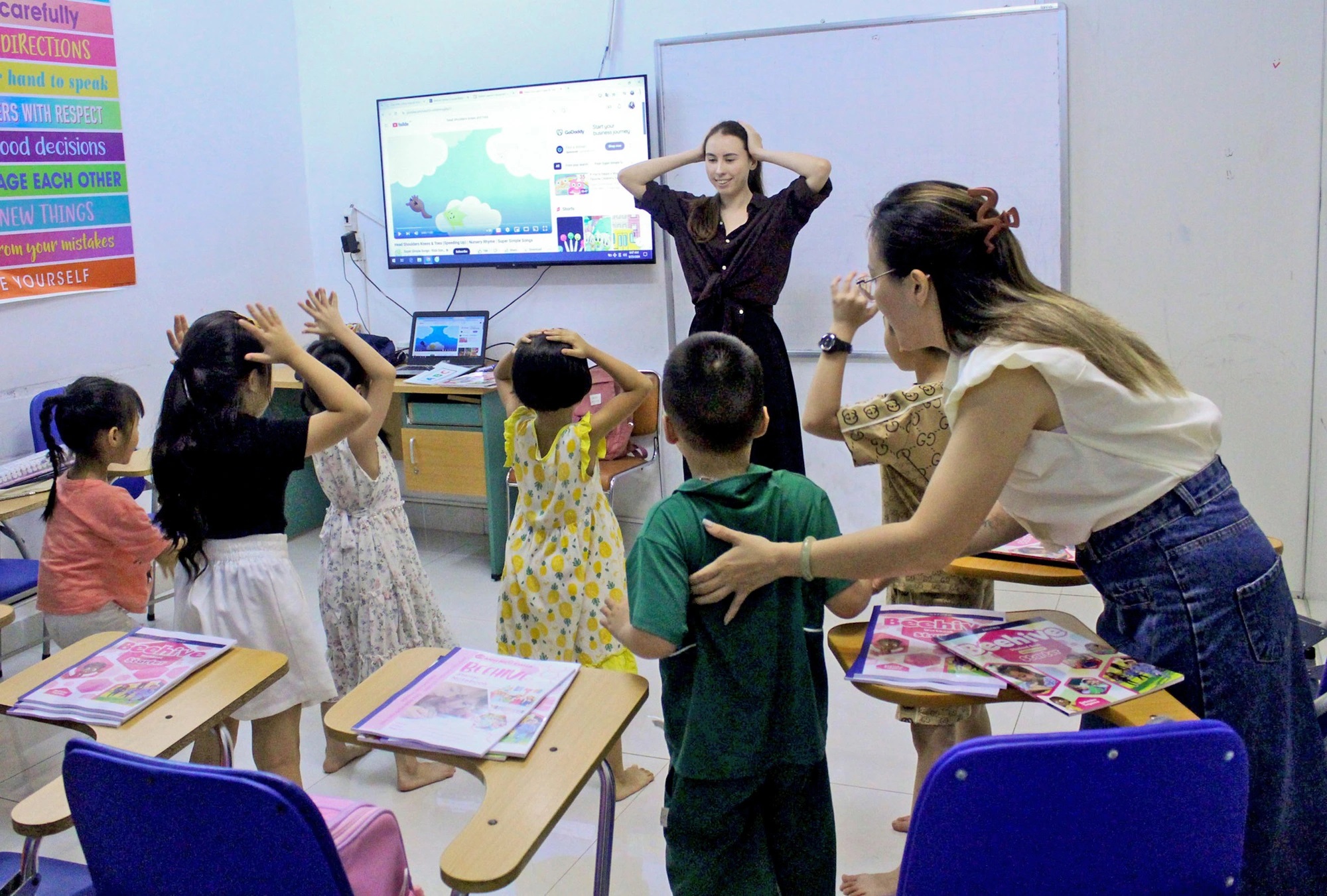 anh 2Learning, including foreign languages, is a pursuit not limited to the young—it’s for all ages. Photo: B.D. / Tuoi Tre