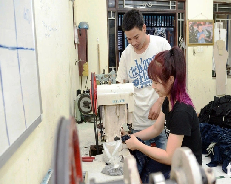 A clothing outsourcing unit struggles to compete with low-cost Chinese goods. Photo: Tu Trung / Tuoi Tre