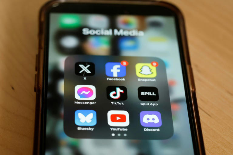 Australian eyes $30m fine for social media flouting under-16s ban