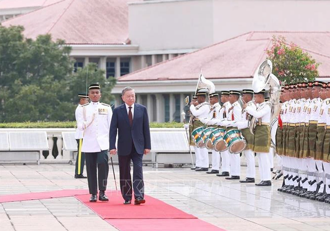 Vietnamese Party chief To Lam reviews a guard of honor. Photo: Vietnam News Agency