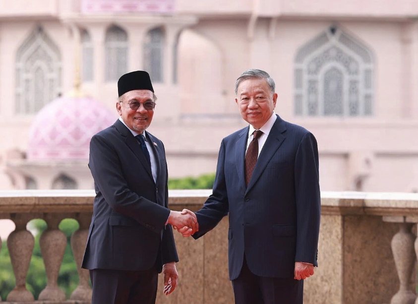 Vietnamese Party chief To Lam (R) shakes hands with Malaysian Prime Minister Anwar Ibrahim. Photo: Vietnam News Agency