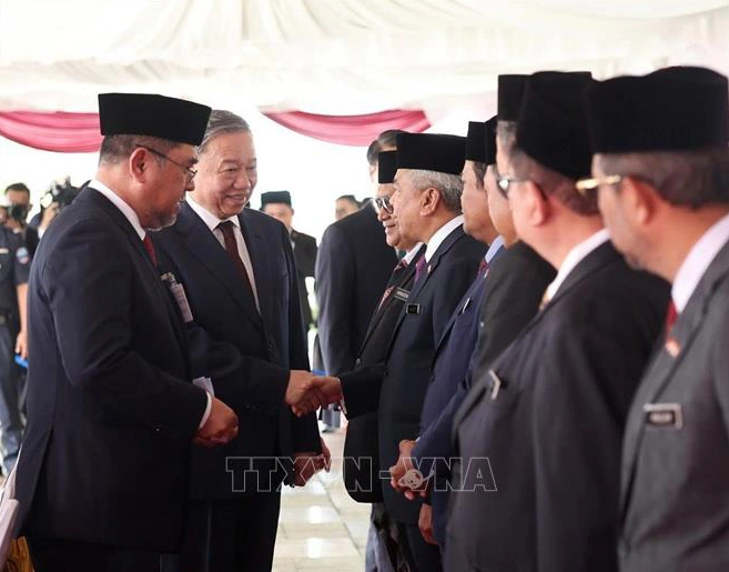 Vietnamese Party chief To Lam (second, left) shakes hands with Malaysian officials. Photo: Vietnam News Agency