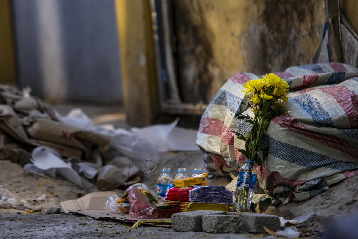 Residents burned incense and placed flowers and votive papers in the area where nearly 150 human remains were found in Hanoi. Photo: Anh Hung / Tuoi Tre