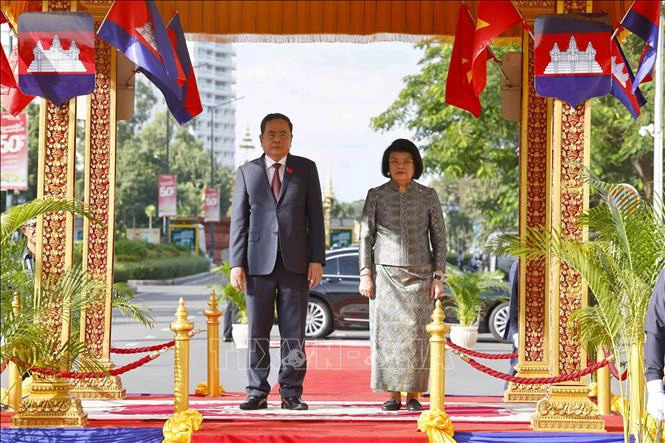 Vietnamese National Assembly Chairman Tran Thanh Man (L) and his Cambodian counterpart Samdech Khuon Sudary stand on a platform of honor during a flag-salute ceremony in Phnom Penh, Cambodia, November 21, 2024. Photo: Vietnam News Agency