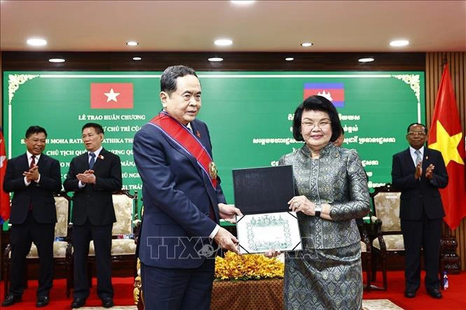 Cambodian National Assembly President Samdech Khuon Sudary (R) awards the Royal Order of Sahametrei (The Grand Cross), the highest honor that Cambodia bestows upon foreigners, to top Vietnamese legislator Tran Thanh Man at Cambodia’s National Assembly headquarters in Phnom Penh, November 21, 2024. Photo: Vietnam News Agency