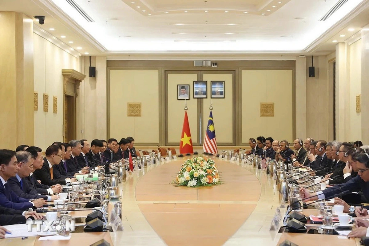 Vietnamese delegation led by Vietnamese Party General Secretary To Lam (L) meets with a Malaysian delegation headed by Prime Minister Anwar Ibrahim in Kuala Lumpur, Malaysia, November 21, 2024. Photo: Vietnam News Agency