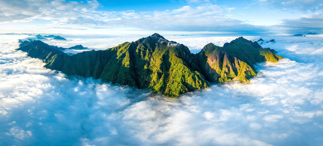 A sea of cloud covers the summit of Fansipan, Vietnam’s highest peak, in the northern province of Lao Cai, November 22, 2024. Photo: Bao Long