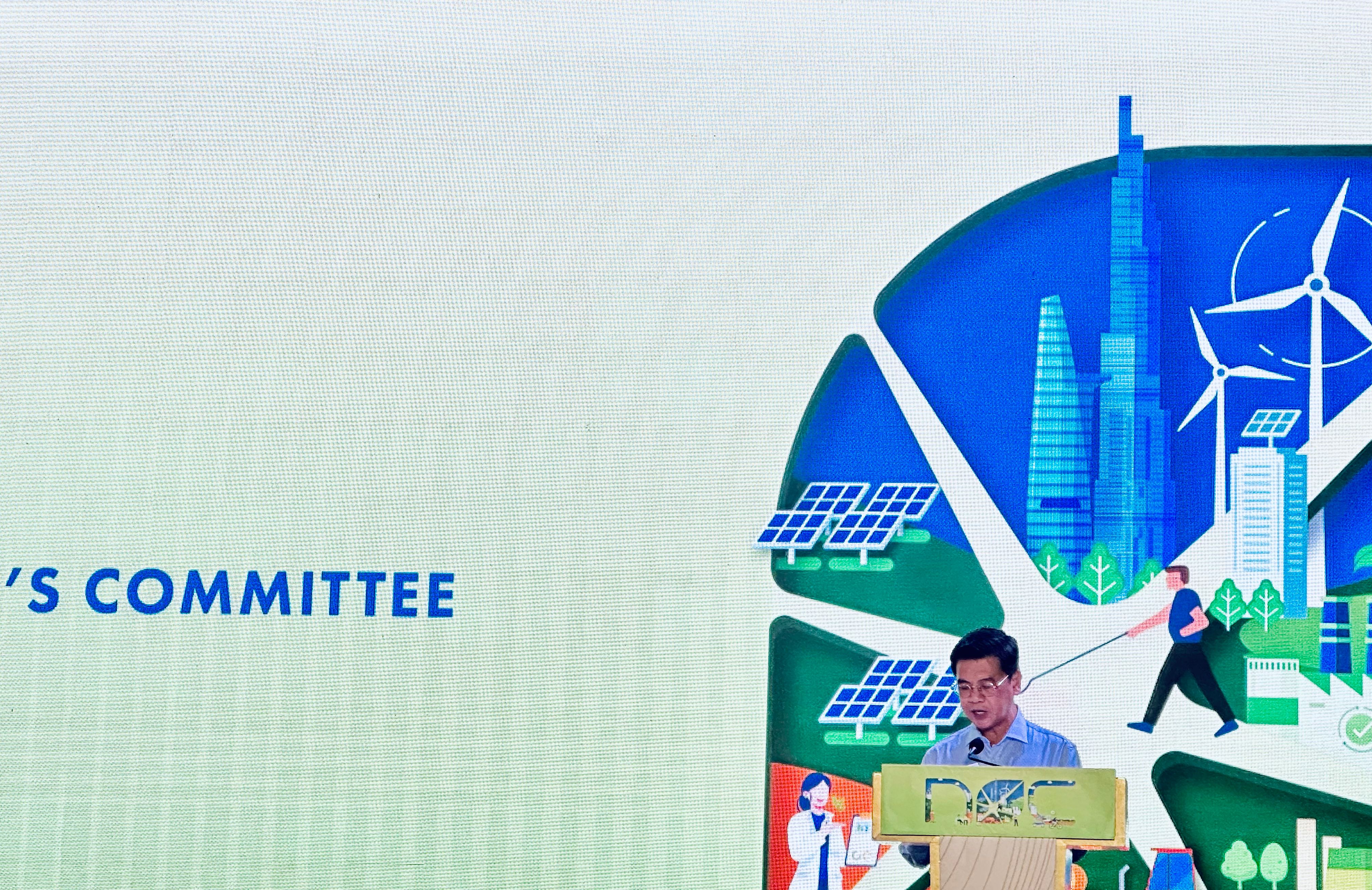 Nguyen Van Dung, deputy chairman of the Ho Chi Minh City People’s Committee, speaks at the grand finale of the Net Zero Challenge 2024 held in Ho Chi Minh City, November 22, 2024. Photo: Bao Anh / Tuoi Tre News