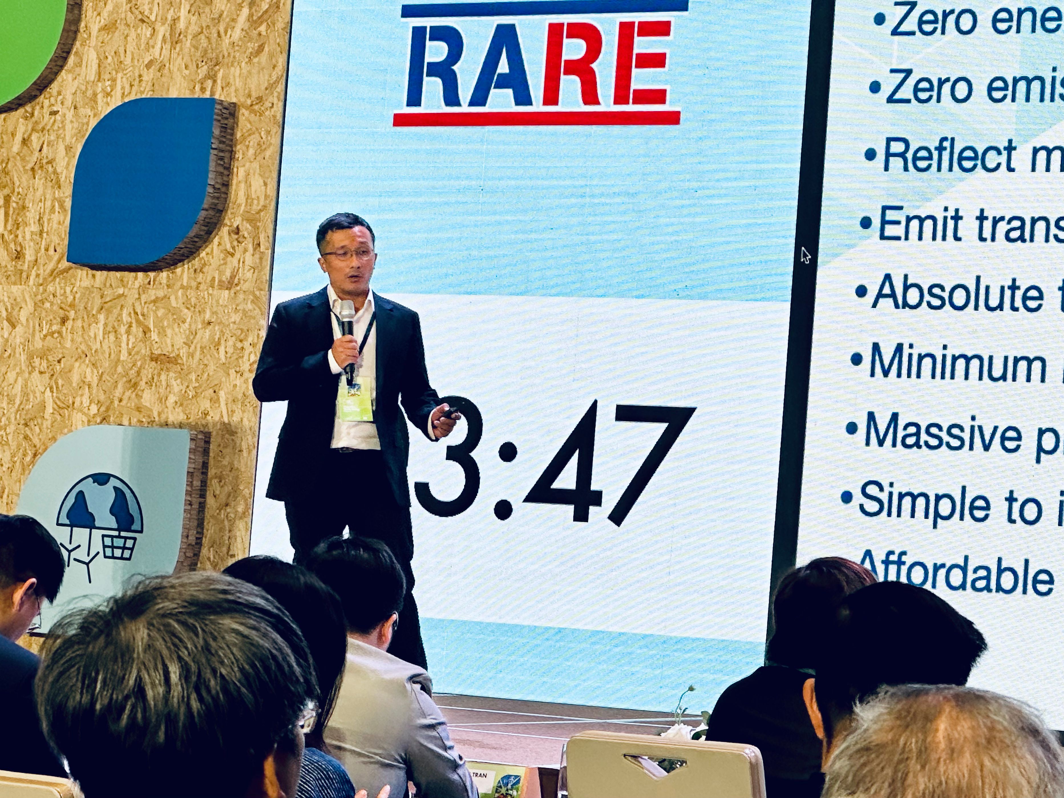 Nguyen Quoc Hung, representative of Vietnam's RARE Toles, presents his pitch at the grand finale of the Net Zero Challenge 2024 held in Ho Chi Minh City, November 22, 2024. Photo: Bao Anh / Tuoi Tre News