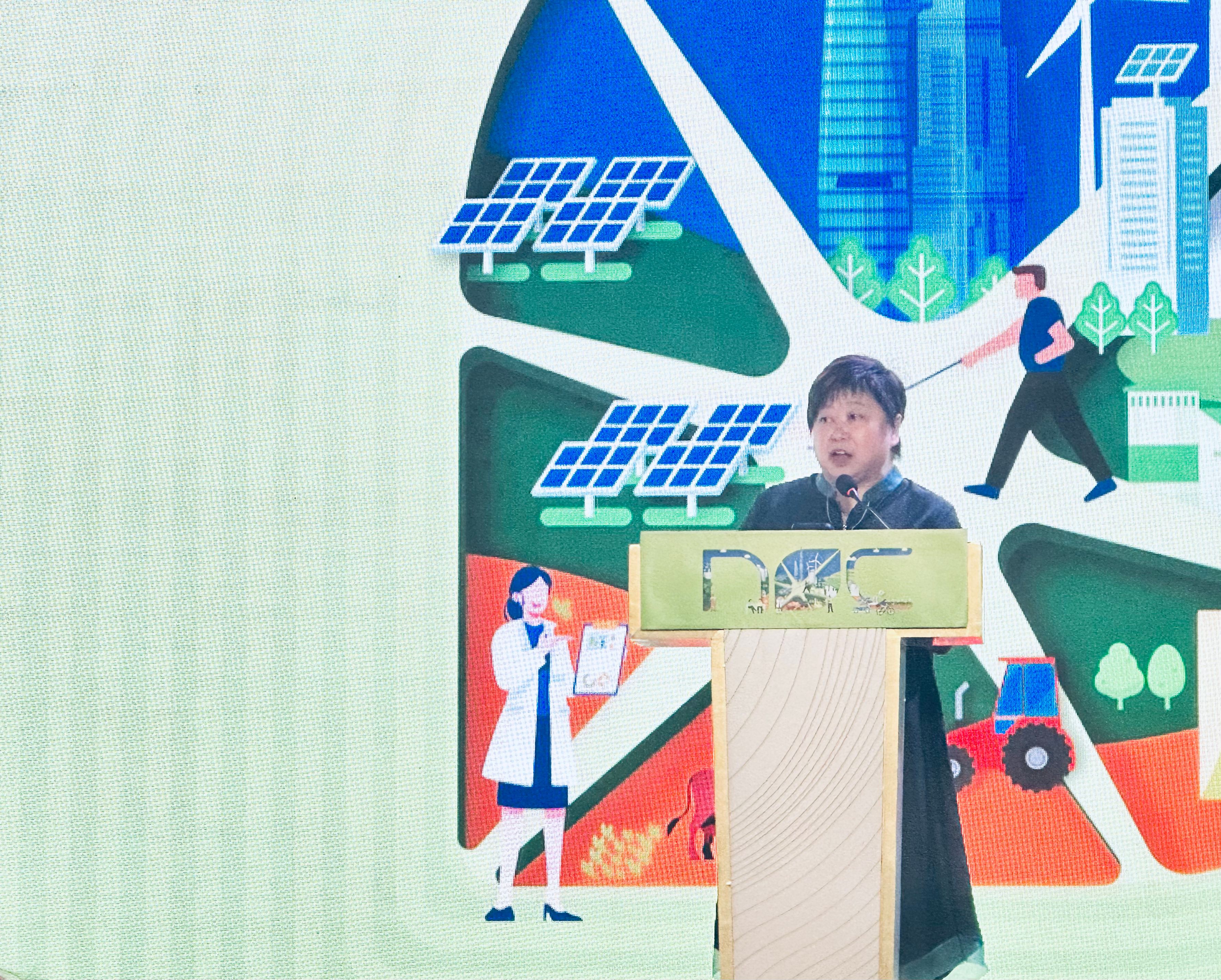 Heng Li Lang, head of climate and liveability at Temasek Foundation, speaks at the grand finale of the Net Zero Challenge 2024 held in Ho Chi Minh City, November 22, 2024. Photo: Bao Anh / Tuoi Tre News