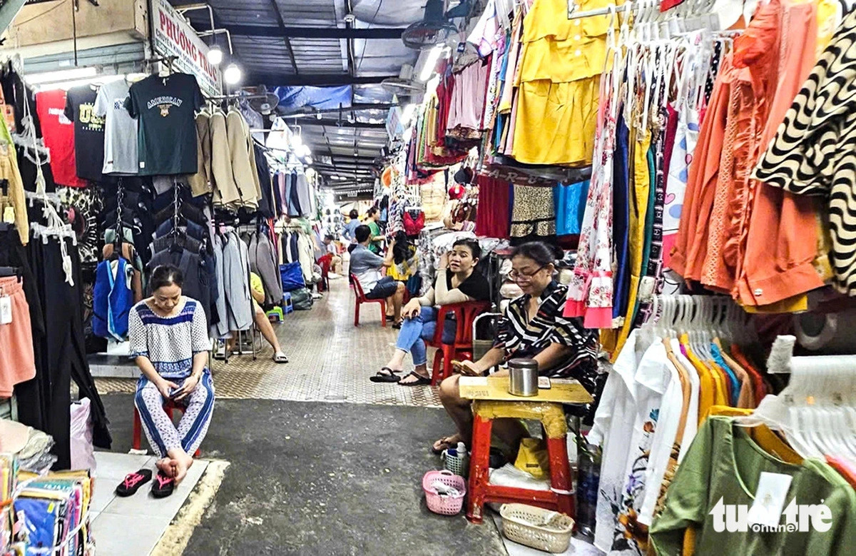 Vietnamese consumers torn between local goods and low-cost imports