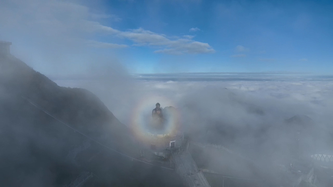 A halo surrounds the Buddha statue on top of Fansipan, Vietnam’s highest peak, in the northern province of Lao Cai, November 22, 2024. Photo: Bao Long