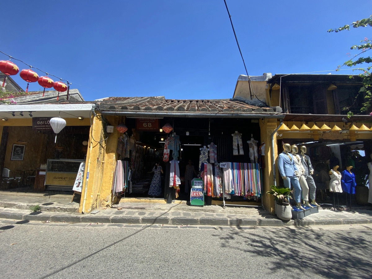 The exterior of 68 Tran Phu Street in Hoi An Ancient Town, central Vietnam, appears intact, but the interior is almost entirely damaged. Photo: Thai Ba Dung / Tuoi Tre