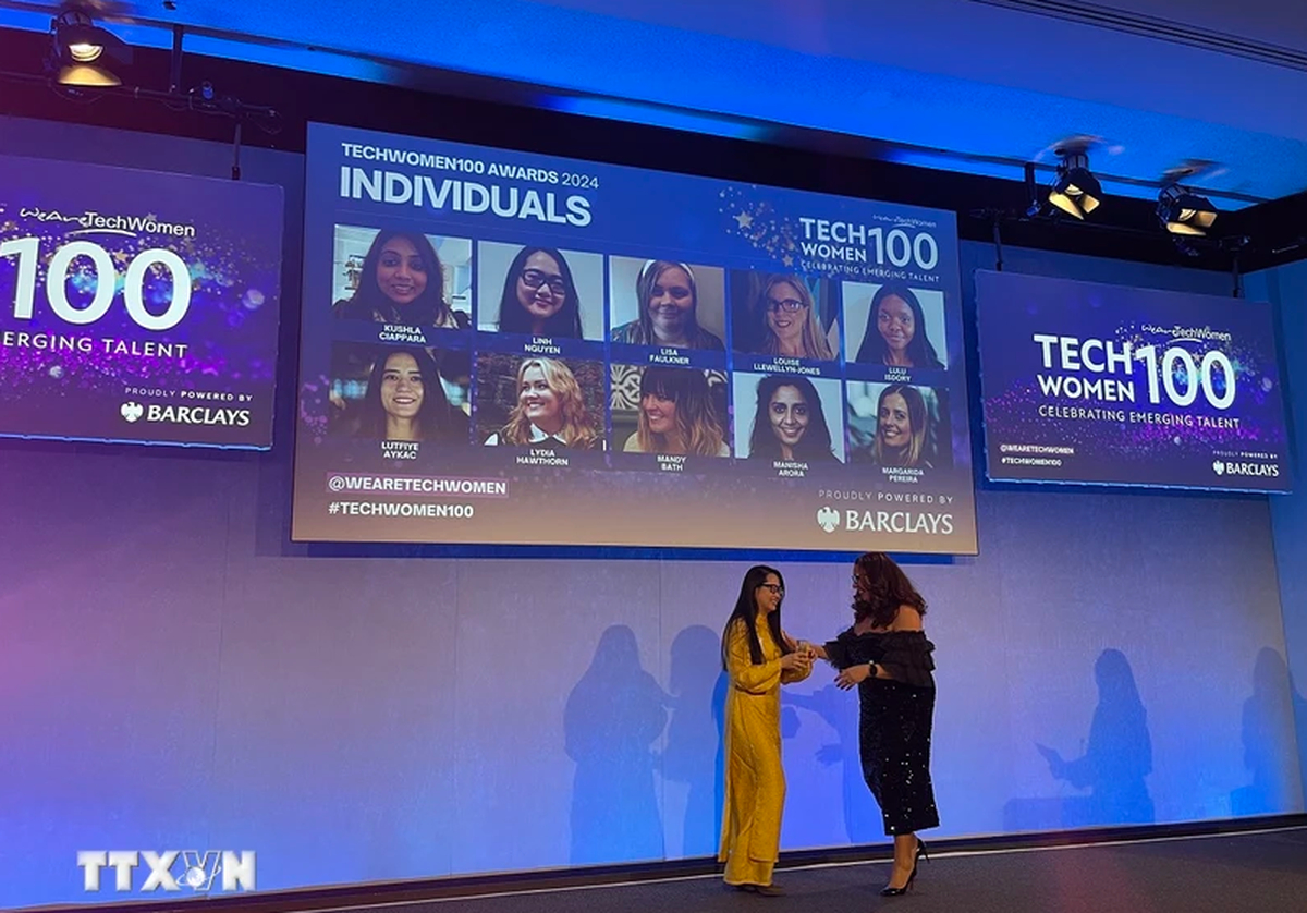 Dr. Nguyen Thuy Ba Linh (L) and Dr. Vanessa Vallely, head of the organizing committee of the TechWomen100 2024 Awards, at the award ceremony in London, the UK on November 21, 2024. Photo: VNA