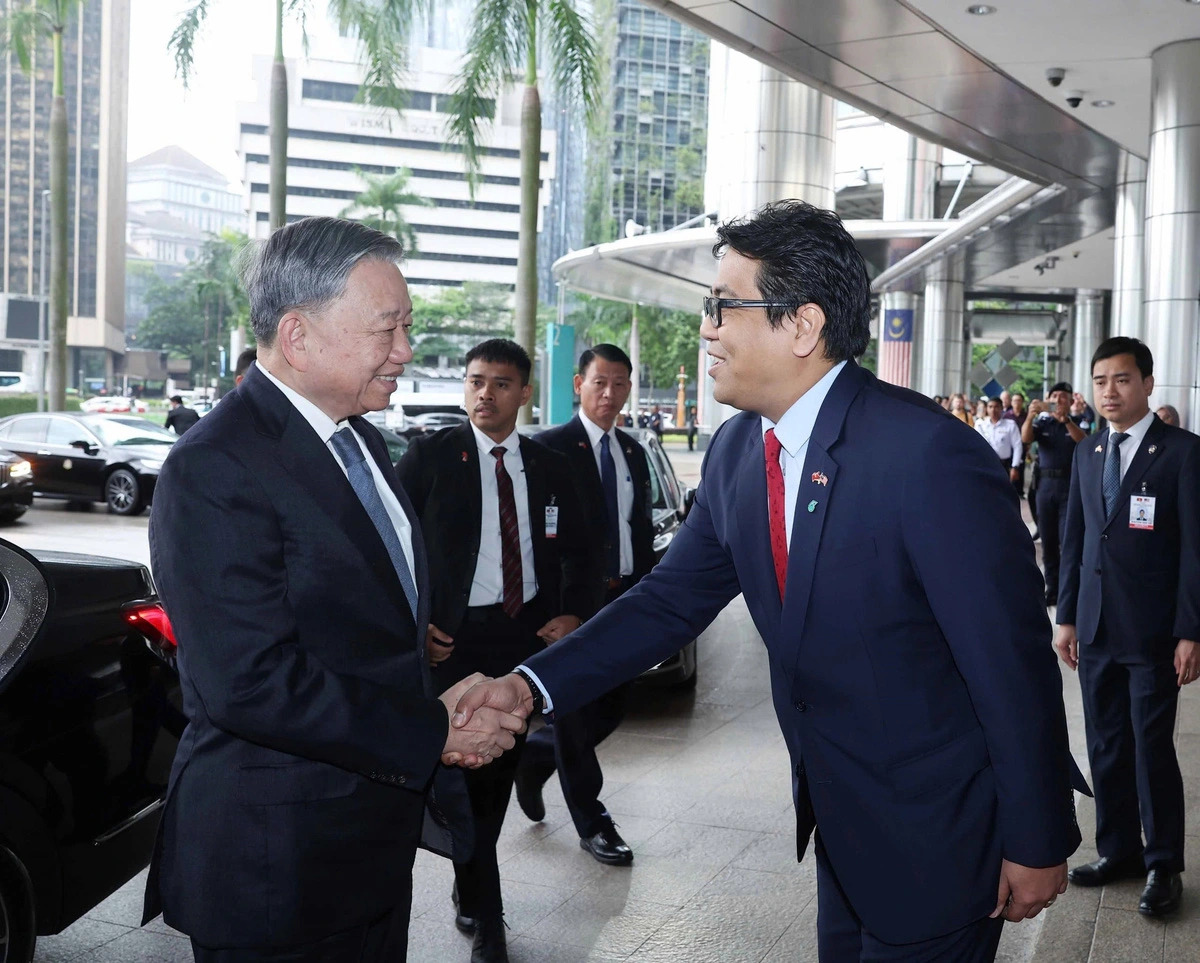 Party General Secretary of Vietnam To Lam (L) visits Malaysia’s national oil and gas company Petronas, Malaysia, November 22, 2024. Photo: Vietnam News Agency