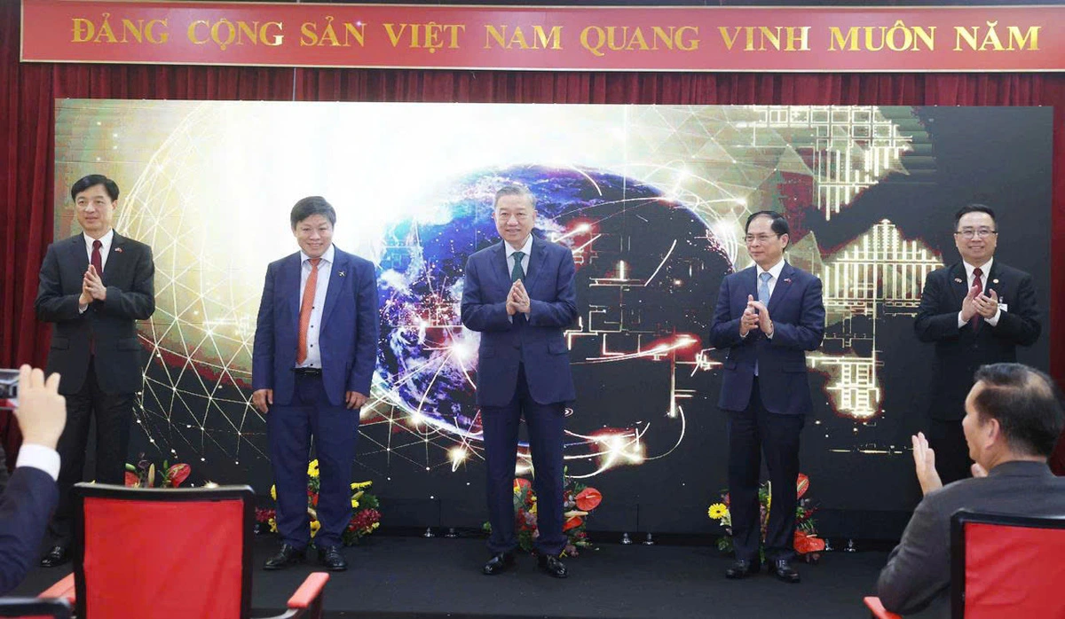 Vietnam’s Party General Secretary To Lam (C) and leaders of Vietnam, Malaysia and Vietjet inaugurate the Hanoi - Kuala Lumpur air route. Photo: Vietjet