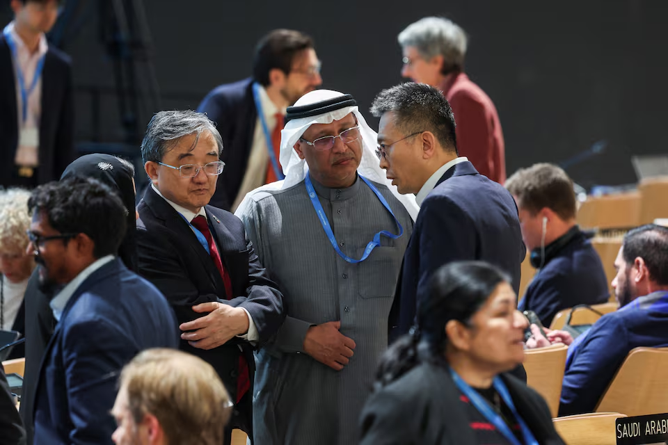 Liu Zhenmin, Chinese special envoy for climate change and Saudi Arabia’s Chief Climate Negotiator Khalid M. Almehaid attend a closing plenary meeting, during the COP29 United Nations Climate Change Conference, in Baku, Azerbaijan November 24, 2024. Photo: Reuters