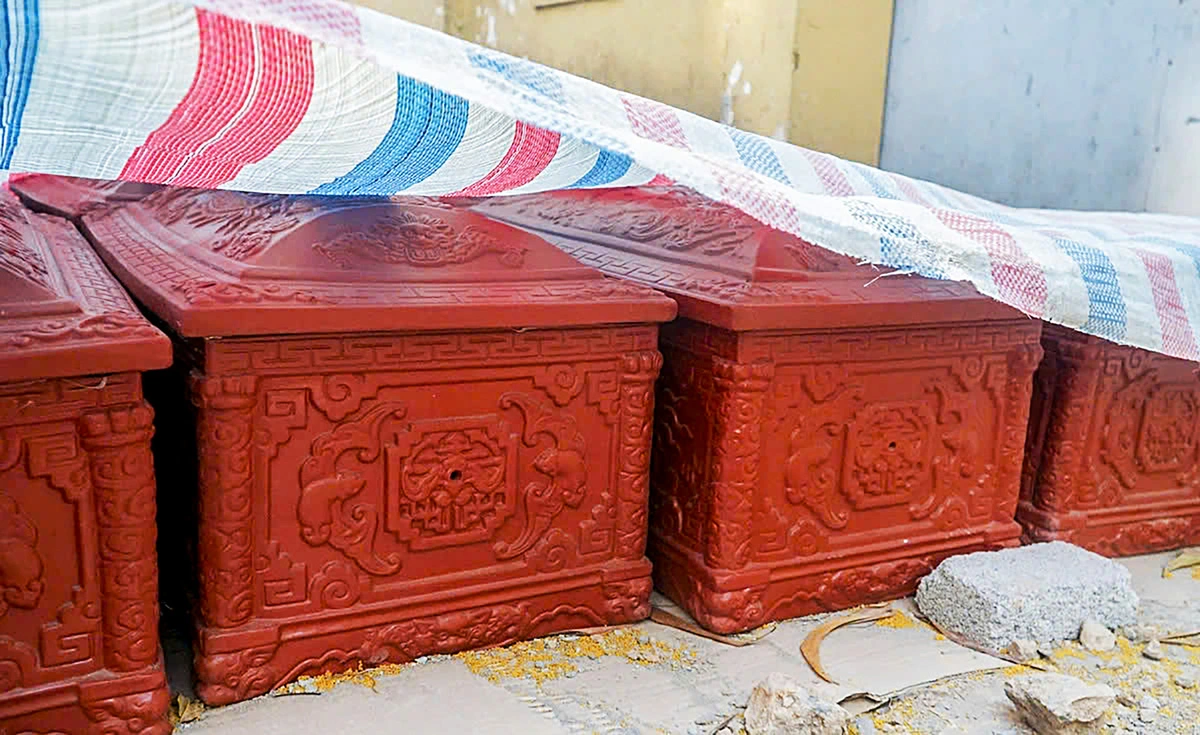 This image shows coffins containing nearly 150 sets of human remains that were found beneath Tay Son Street in Dong Da District, Hanoi, Vietnam. Photo: Anh Hung / Tuoi Tre