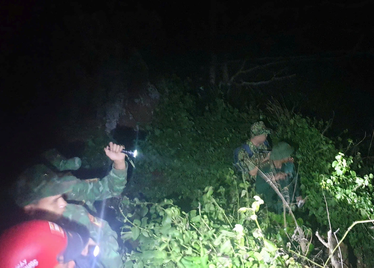 Border guards go to the scene where a local man found the drugs in Quang Ngai Province. Photo: Van Tanh / Tuoi Tre