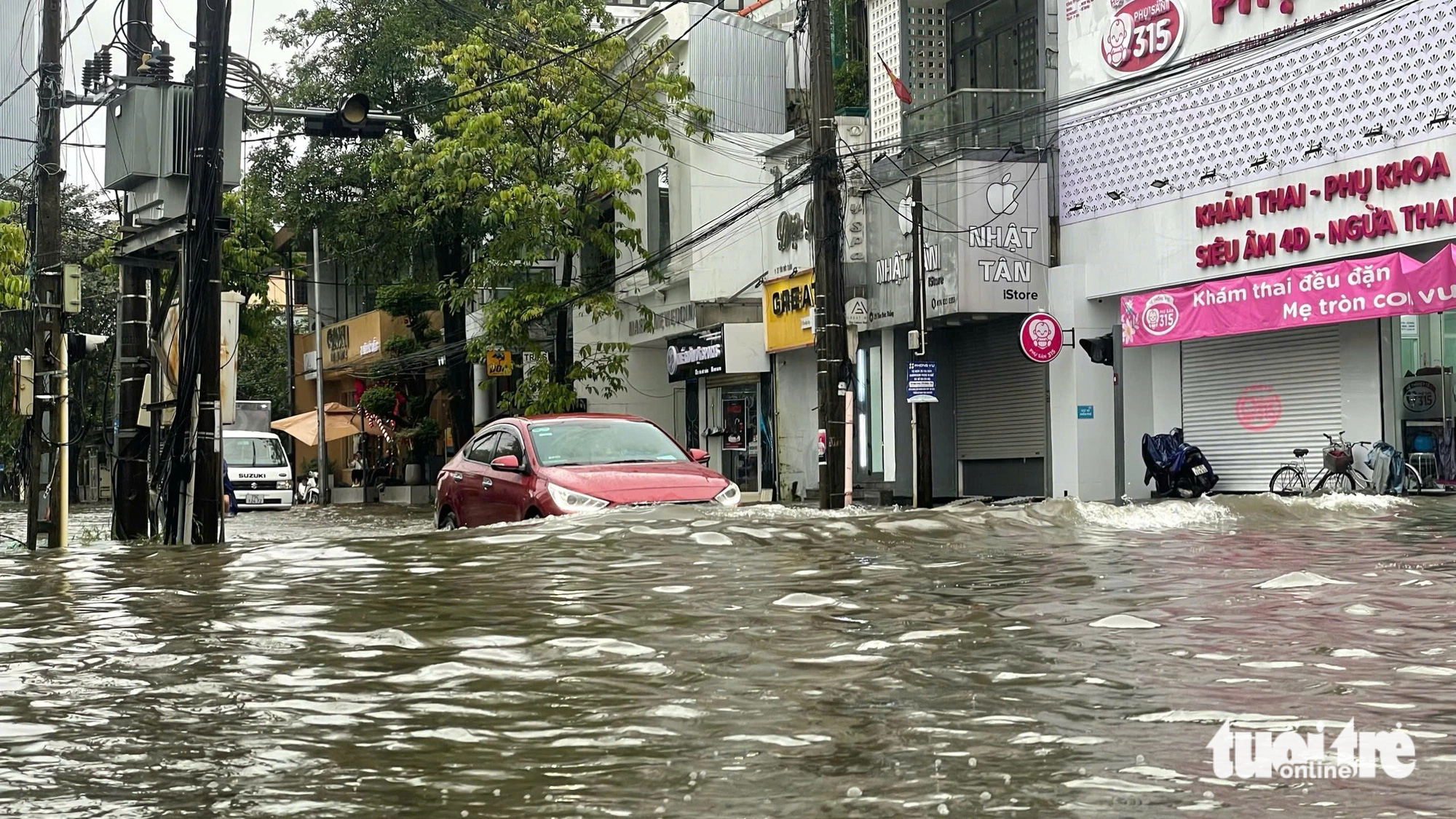 A car wades through a flooded street in Hue City, Thua Thien-Hue Province, central Vietnam, November 25, 2024. Photo: Cong Ngo / Tuoi Tre