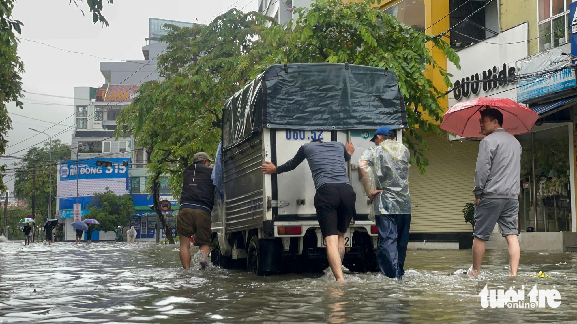 Men push a stalled mini truck through the flooded Truong Chinh Street in Hue City, Thua Thien-Hue Province, central Vietnam, November 25, 2024. Photo: Bao Phu / Tuoi Tre