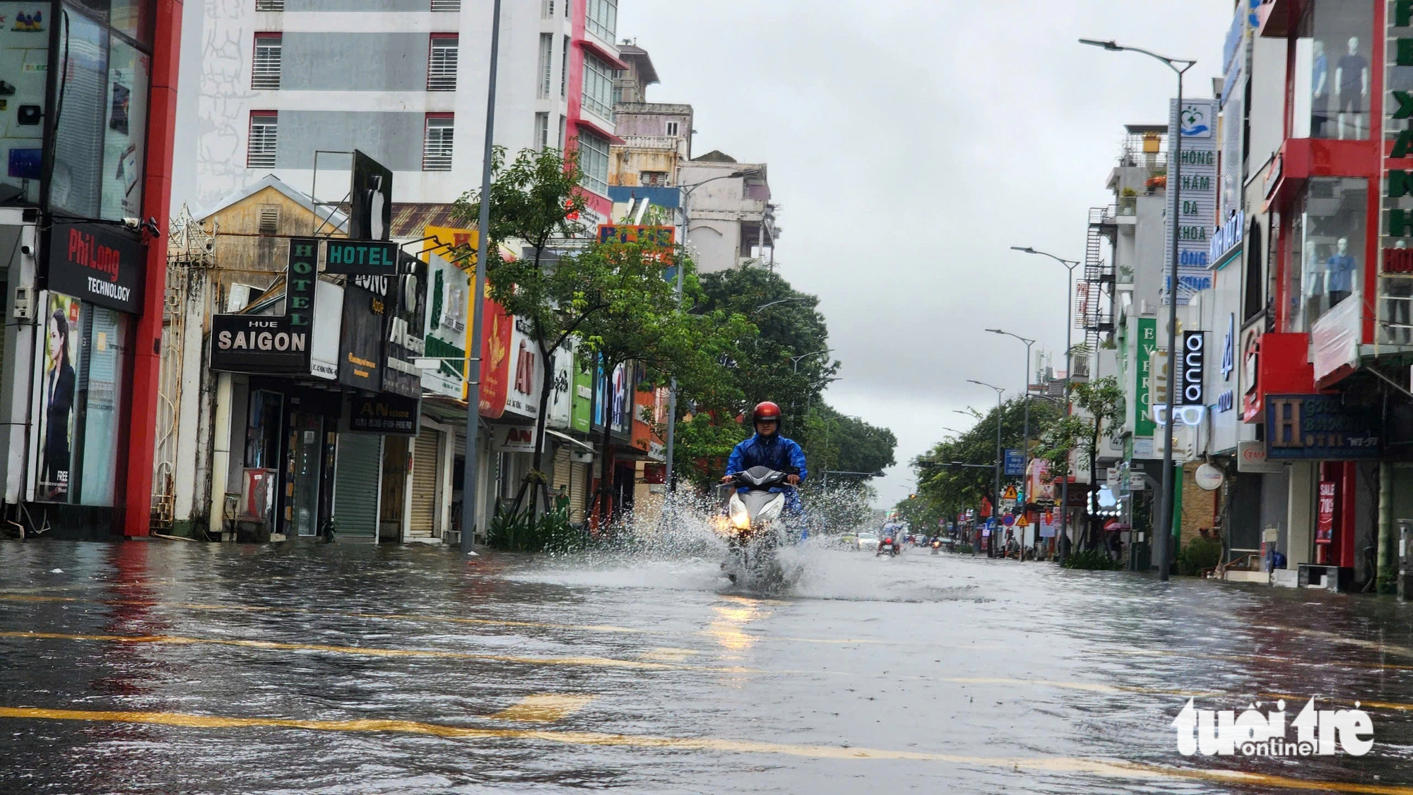 A motorcycle wades through the flooded Hung Vuong Street in Hue City, Thua Thien-Hue Province, central Vietnam, November 25, 2024. Photo: Nhat Linh / Tuoi Tre