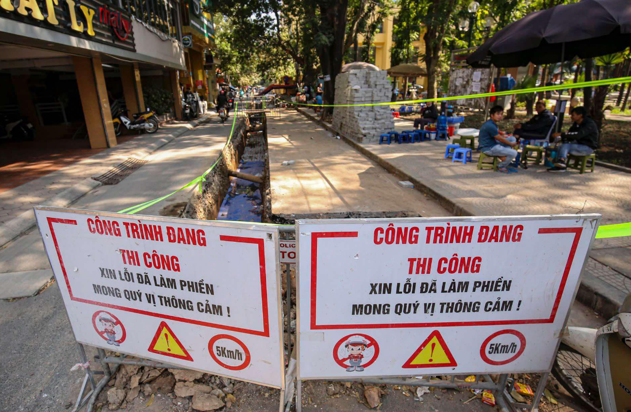 Over 400 sets of human remains are uncovered beneath Alley 167 on Tay Son Street in Quang Trung Ward in Dong Da District, Hanoi. Photo: Anh Hung / Tuoi Tre