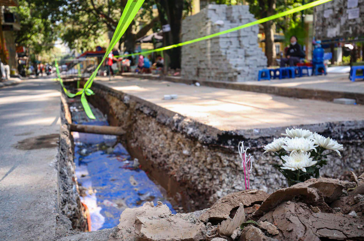 Over 400 sets of human remains are uncovered beneath Alley 167 on Tay Son Street in Quang Trung Ward. Photo: Anh Hung / Tuoi Tre