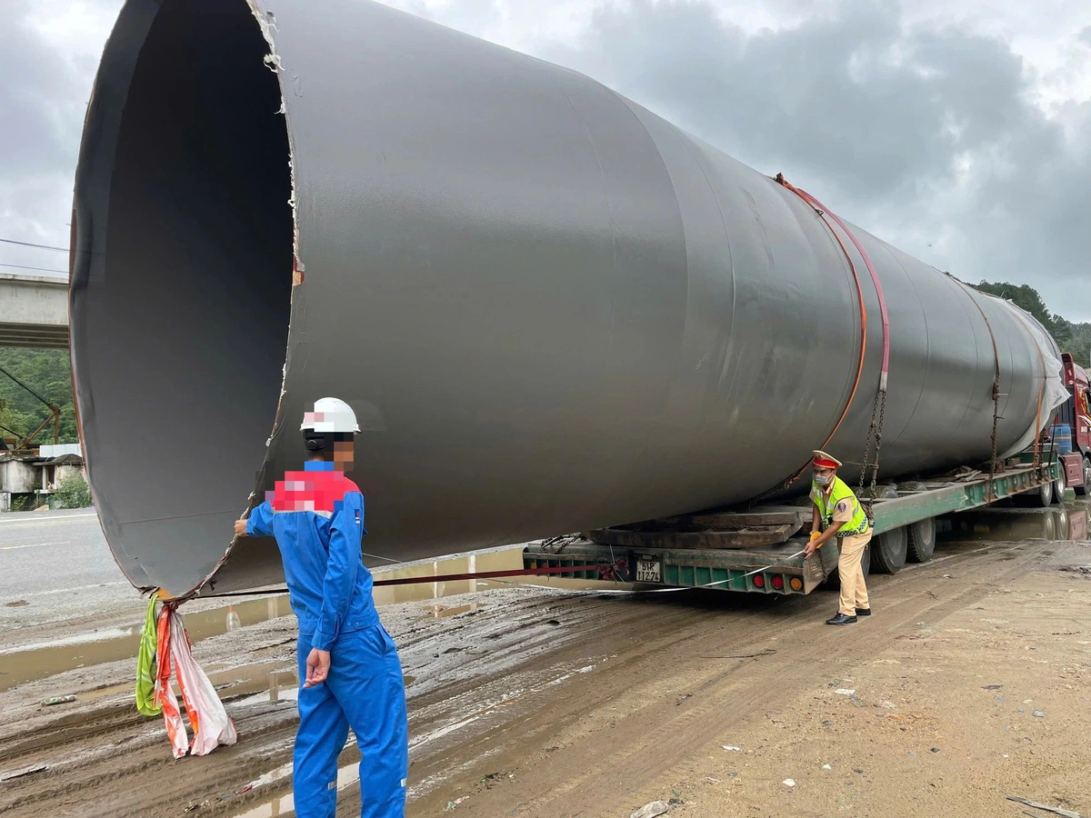 Da Nang police impose nearly-$6,000 fine as trailer truck drivers found illegally carrying oversized objects