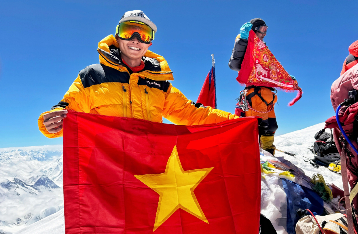 Dr. Ngo Hai Son reaches the peak of Mount K2. Photo: Supplied