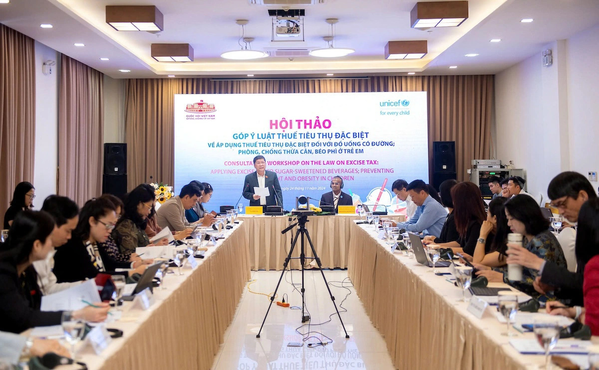 The workshop held in Hanoi on November 24, 2024, focuses on overweight and obesity among Vietnamese children and the proposal of levying an excise tax on sugar-sweetened beverages in Vietnam. Photo: Gia Han / Tuoi Tre