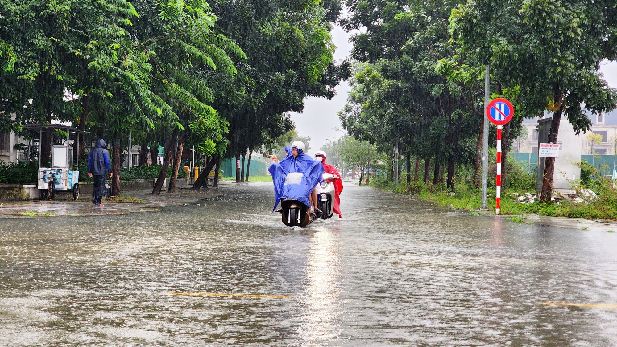 Motorcycles wade through a flooded street in Thua Thien-Hue Province, central Vietnam, November 25, 2024. Photo: Nhat Linh / Tuoi Tre