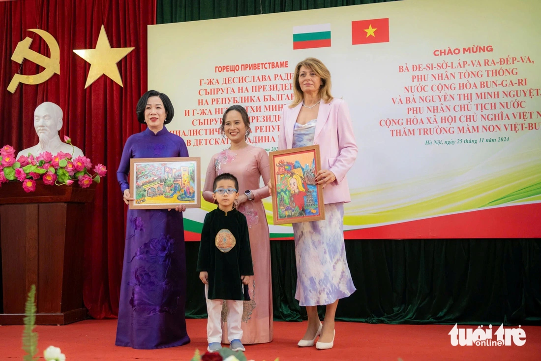 Hieu Minh (front row, C), a student at the Vietnam-Bulgaria Kindergarten in Hanoi, presents the two spouses with his paintings, November 25, 2024. Photo: Nam Tran / Tuoi Tre