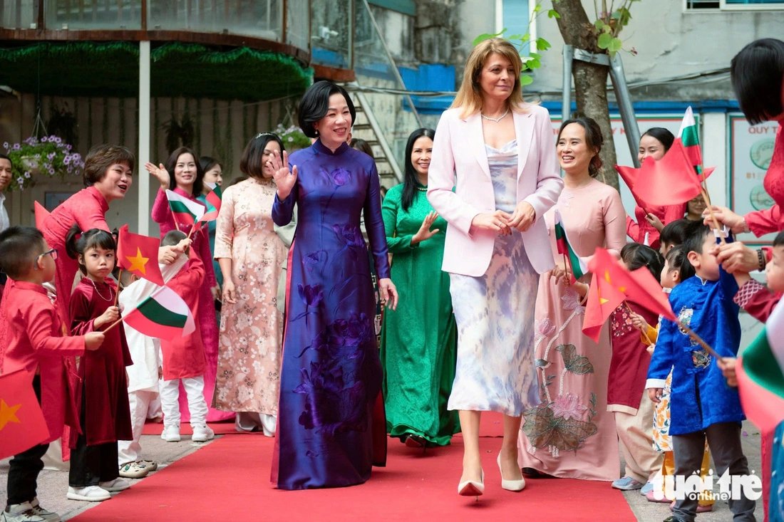 Teachers and students of the Vietnam-Bulgaria Kindergarten in Hanoi welcome Nguyen Thi Minh Nguyet, spouse of Vietnamese State President Luong Cuong, and Desislava Radeva, spouse of Bulgarian President Rumen Radev, November 25, 2024. Photo: Nam Tran / Tuoi Tre