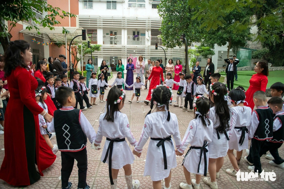 A music performance to welcome the two spouses. Photo: Nam Tran / Tuoi Tre