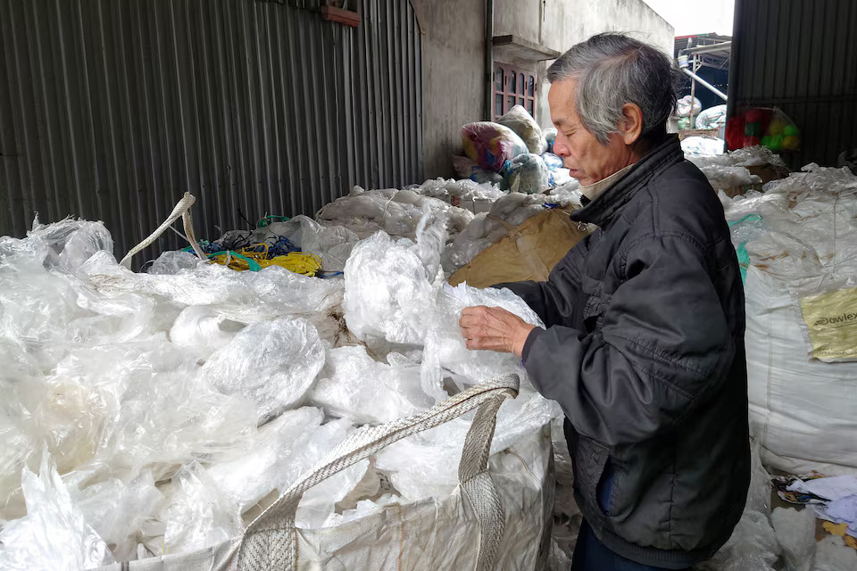 A man sorts plastic waste at Minh Khai Craft Village in Hung Yen Province, Vietnam, February 26, 2024. Photo: Reuters