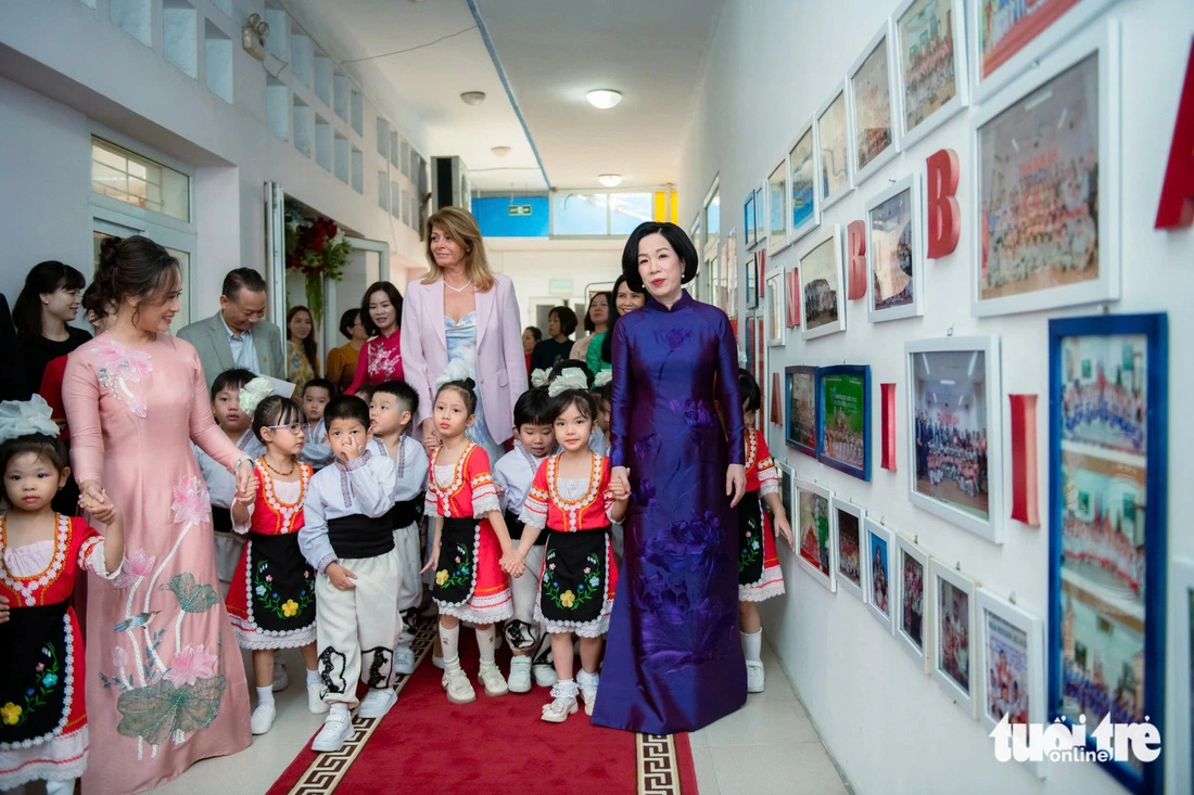 The two spouses hold hands of students in Bulgarian costumes at the Vietnam-Bulgaria Kindergarten. Photo: Nam Tran / Tuoi Tre