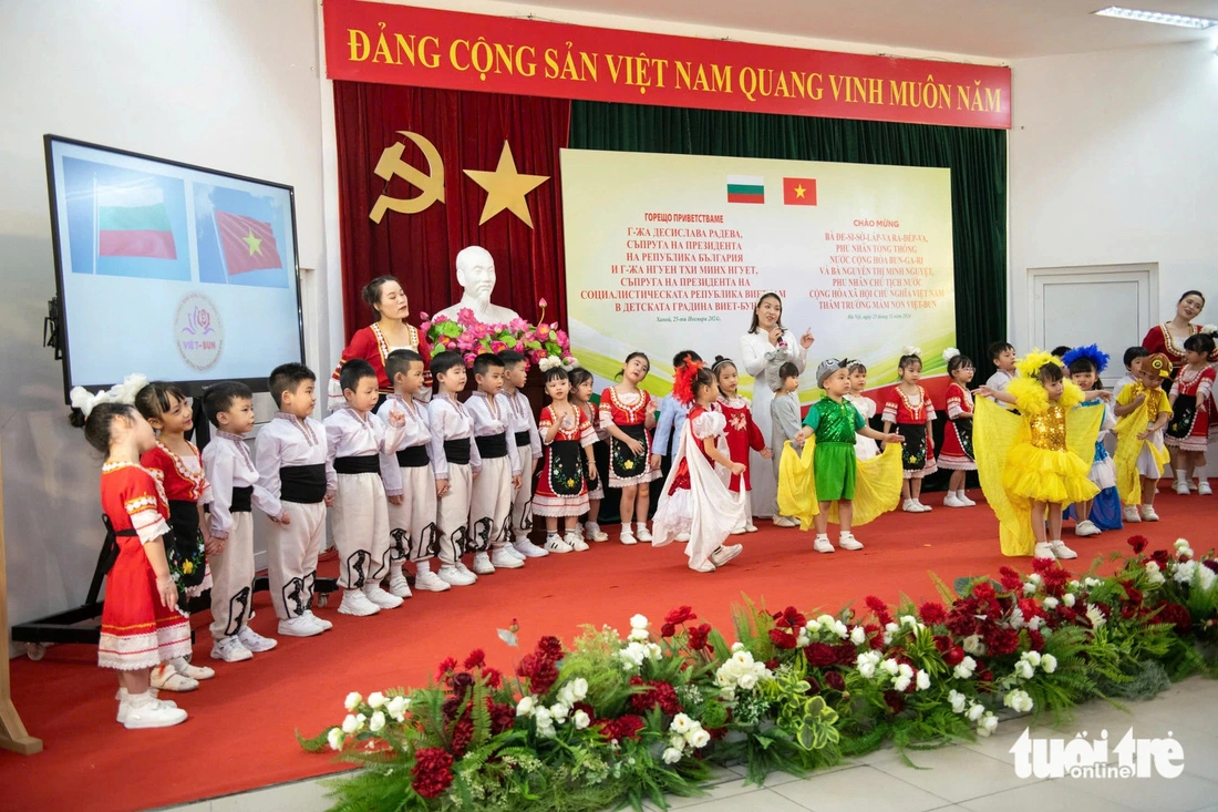 Students at the Vietnam-Bulgaria Kindergarten in Hanoi present the two spouses with an artistic performance, November 25, 2024. Photo: Nam Tran / Tuoi Tre