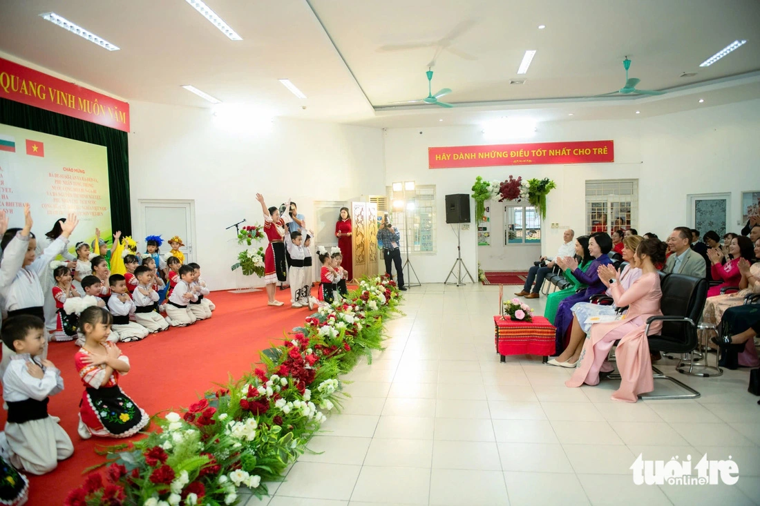 The two spouses applaud the students’ performances, November 25, 2024. Photo: Nam Tran / Tuoi Tre