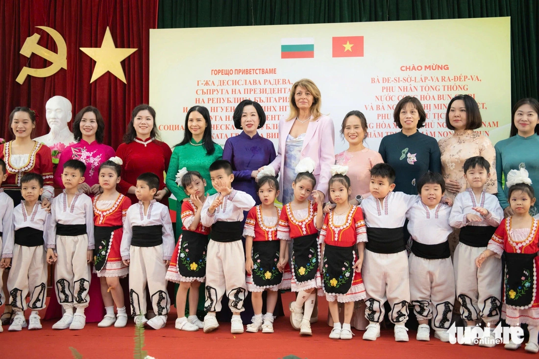 Students at the Vietnam-Bulgaria Kindergarten in Hanoi pose for a photo with the two spouses and their teachers, November 25, 2024. Photo: Nam Tran / Tuoi Tre