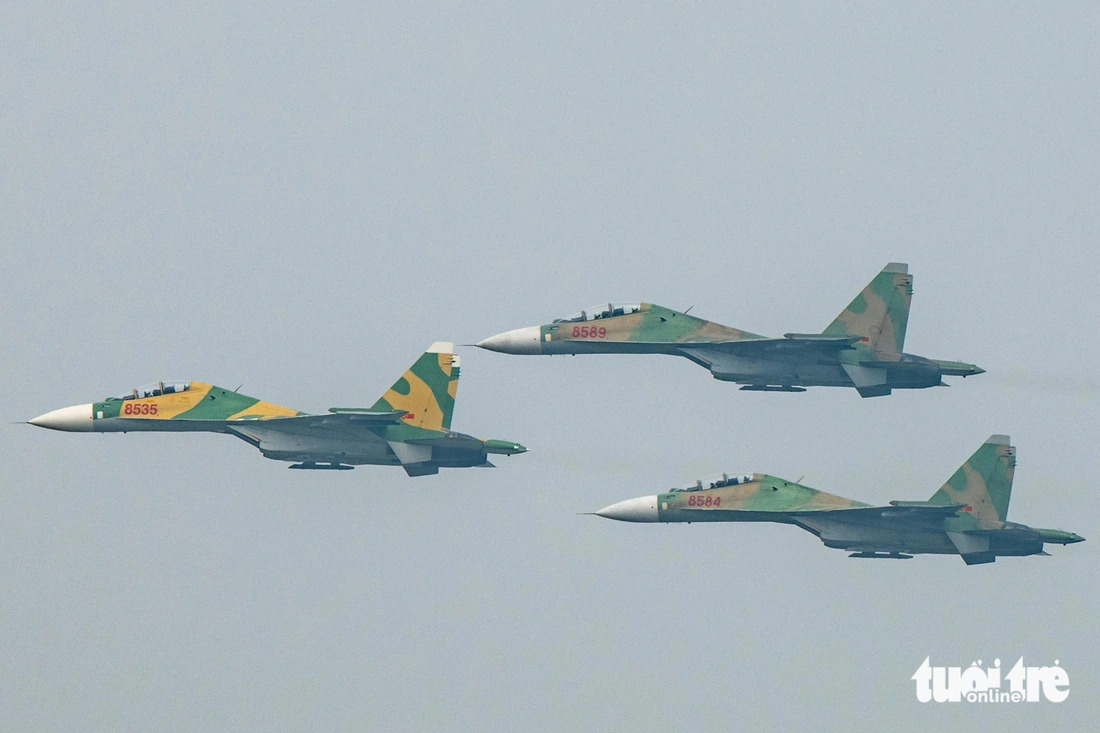 Hanoi welcomes fighter jets in aerial performance ahead of int'l defense expo