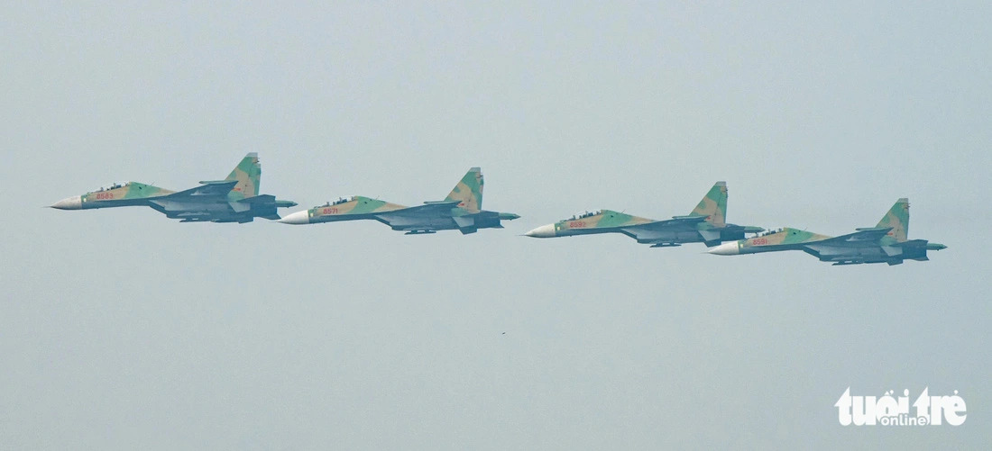 A formation of four Su-30MK2 fighter jets in flight over Long Bien District, Hanoi, Vietnam, on November 25, 2024. Photo: Nam Tran / Tuoi Tre